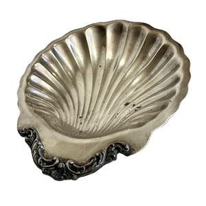 Vintage 1920s-1940s  silver plated shell shaped footed bowl by Wm A Rogers / catch all