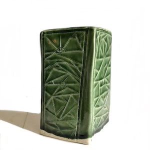 signed 1980s post Modern green abstract geometric sculptural vase/ 80s Avant Garde modernist 3-sided slab vase
