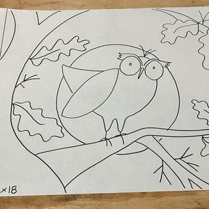 以下が含まれることがあります： 木に止まっているフクロウの白黒の線画です。フクロウは大きな目をしており、右を見ています。木には葉があり、フクロウは満月の前に座っています。画像の左側に「WHO AM I」というテキストが書かれています。