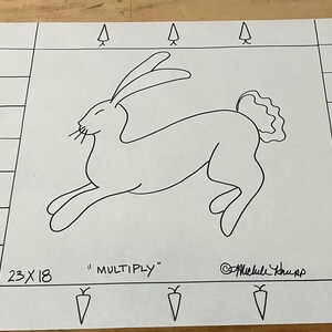 Może przedstawiać: Czarno-biały rysunek zająca skaczącego, z tekstem "MULTIPLY" i "23 x 18" pod obrazkiem.