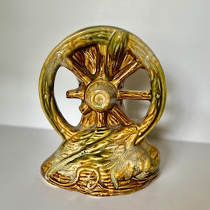 Vintage 1950er Jahre McCoy Wagon Wheel Vase | braun creme grün glasierte Keramik | Westerndekor mit Kuhschädel | Mid Century Americana