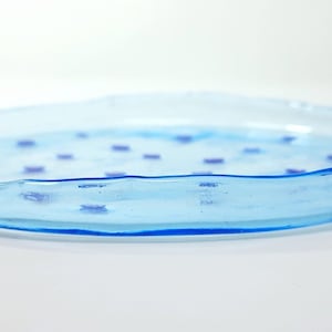 ラピスラズリの象嵌が施されたターコイズ色のガラス皿、ターコイズ色のデザート皿、青いサマーディッシュ