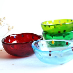 ムラーノガラスプレート：白とピンクの花柄の前菜皿、イタリア製