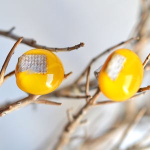 Orecchini a bottone in vetro giallo canarino con argento sterling, gioielli in vetro fuso, sariyer immagine 4