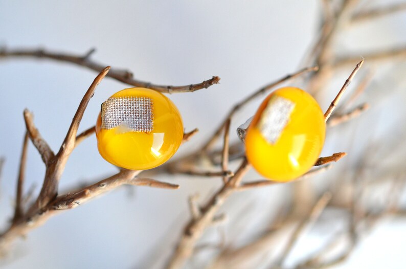 Orecchini a bottone in vetro giallo canarino con argento sterling, gioielli in vetro fuso, sariyer immagine 4