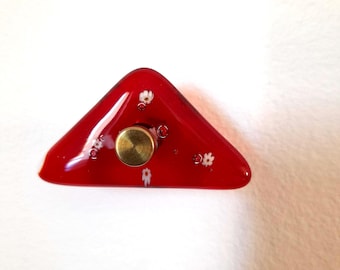 Gancho de pared triangular de cristal de Murano con incrustaciones de murrina en forma de margarita.