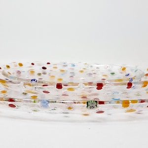 Puede incluir: Tres fuentes de vidrio transparente con dise&ntilde;os moteados coloridos. Las fuentes son de forma ovalada y est&aacute;n anidadas, con puntos rojos, amarillos, azules y verdes. La fuente m&aacute;s grande mide unos 30 cm de largo.