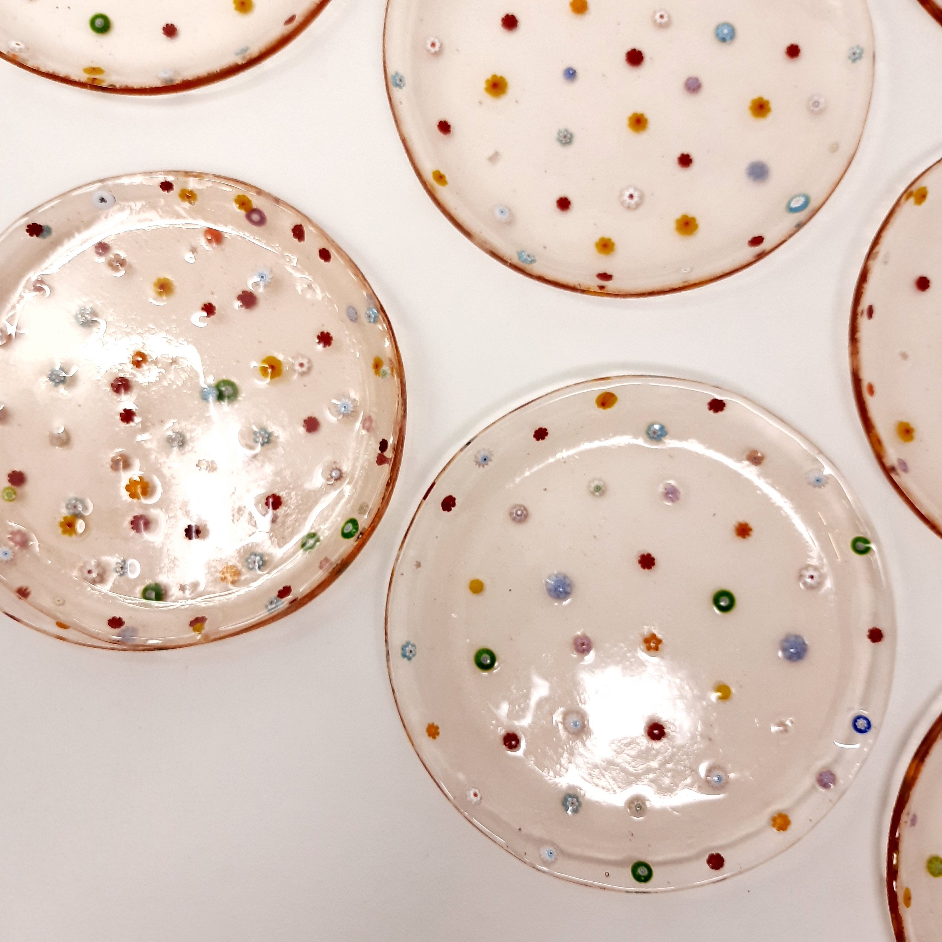 ムラーノガラスの花模様の象嵌皿 6枚セット：ライトオレンジの