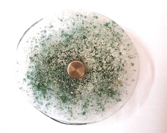 Gancho de pared de cristal transparente con esmaltes verdes y crema.