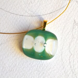Ref 125 Green glass pendant necklace with gold color steel cord