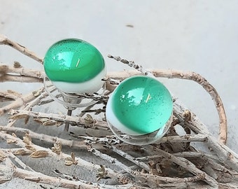 Smaragdgroen goud aventurijn Murano glas stud oorbellen, gesmolten glas sieraden