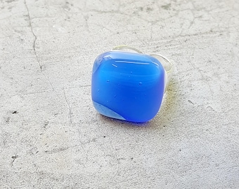 Ref. 80 Anillo de cristal azul fusionado en cristal de Murano, con banda ajustable bañada en plata.