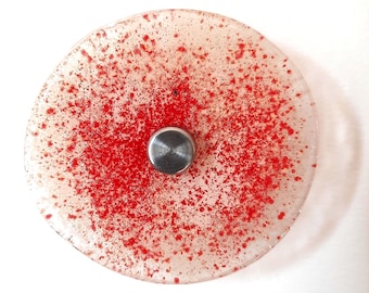 Gancho de pared de cristal transparente con esmaltes rojos y crema.