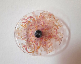 Gancho de pared de cristal transparente esmaltado con estampado floral.
