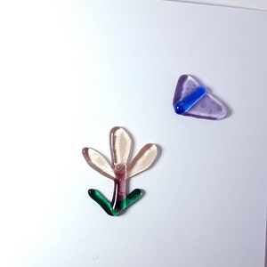 Cartolina con fiori di vetro e farfalle
