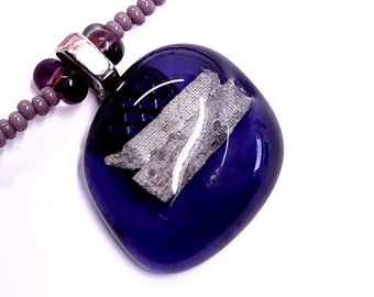 Collier pendentif en verre violet avec cordon de perles