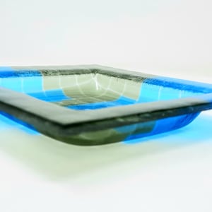 モザイク模様の青とグレーのガラスのトレイ、融合ガラスの皿