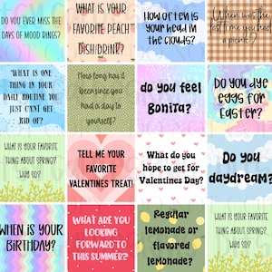 Puede incluir: Un conjunto de dieciséis tarjetas cuadradas de colores con preguntas en texto negro. Las preguntas incluyen "¿Alguna vez extrañas los días de los anillos de humor?" y "¿Cuál es tu plato/bebida favorito de durazno?" Las tarjetas tienen fondos pastel.