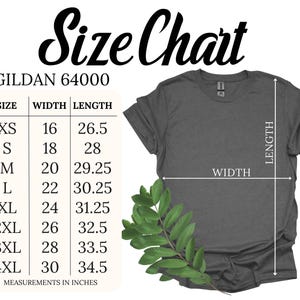 K&ouml;nnte beinhalten: Eine Gr&ouml;&szlig;entabelle f&uuml;r ein Gildan 64000 T-Shirt mit Ma&szlig;en in Zoll. Die Tabelle enth&auml;lt die Gr&ouml;&szlig;en XS bis 4XL mit den entsprechenden Breiten- und L&auml;ngenma&szlig;en. Ein graues T-Shirt wird mit Breiten- und L&auml;ngenindikatoren gezeigt.