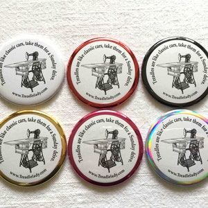Peut inclure: Six boutons ronds avec un fond blanc et du texte et une image noirs. Le texte dit "Treadles are like classic cars, take them for a Sunday drive." et l'image est une illustration en noir et blanc d'une machine à coudre à pédale. Les boutons ont des bords de couleurs différentes : blanc, rouge, noir, or, rose et iridescent.