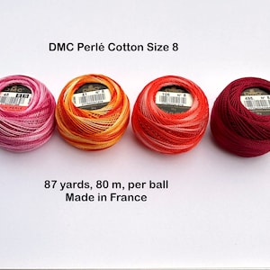 Puede incluir: Cuatro ovillos de hilo de bordar DMC Perlé Cotton tamaño 8. Los ovillos son en tonos de rosa, naranja, rojo y burdeos. Cada ovillo tiene 80 metros de hilo. Hecho en Francia.