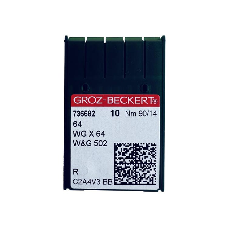 Puede incluir: Un paquete de agujas de coser de pl&aacute;stico negro con el texto "GROZ-BECKERT&reg; 736682 10 Nm 90/14 64 WG X 64 W&G 502 R C2A4V3 BB" impreso en una etiqueta blanca.