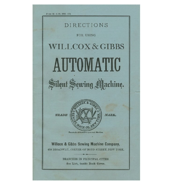 Peut inclure: Une brochure d'instructions bleu et blanc pour l'utilisation d'une machine &agrave; coudre silencieuse automatique Willcox & Gibbs. La brochure pr&eacute;sente un logo avec le nom de la soci&eacute;t&eacute; et une marque d&eacute;pos&eacute;e. Le texte sur la couverture indique "Directions for Using Willcox & Gibbs Automatic Silent Sewing Machine."