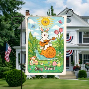Bandera de jardín con un conejito raro, un lindo conejo de Pascua tocando la guitarra sobre un caracol, una bandera de jardín primaveral y una divertida decoración de patio estilo cottagecore.