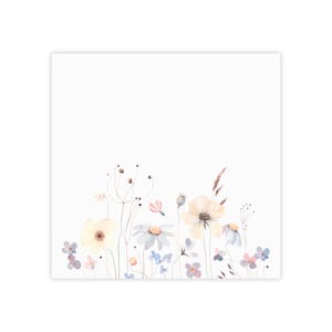 Può includere: Dipinto ad acquerello di un'arrangiamento floreale con fiori bianchi, rosa e blu. I fiori sono disposti in fila nella parte inferiore dell'immagine, su uno sfondo bianco.