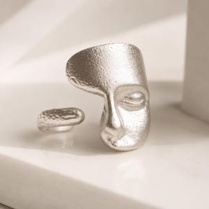 Anel Statement Prateado – Anel Artístico Ajustável com Design de Rosto, Anel Escultural Moderno para Mulheres