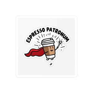 Può includere: Un'illustrazione di un cartone animato di una tazza di caffè con un mantello rosso e una bacchetta magica. Il testo "Espresso Patronum" è scritto in un cerchio attorno alla tazza.