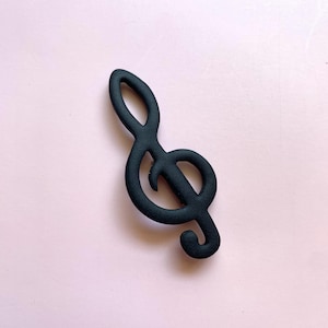 Zwarte solsleutel broche, muzieknoot sieraden cadeau, uniek muzikant accessoire, moderne minimalistische pin, stijlvolle statement broche