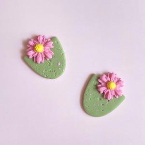 Statementoorbellen roze madeliefje, groene getextureerde stekers, handgemaakte sieraden van polymeerklei, Wild Bloom-collectie