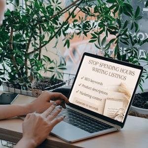 Puede incluir: Una computadora port&aacute;til que muestra el texto "STOP SPENDING HOURS WRITING LISTINGS" con marcas de verificaci&oacute;n junto a "SEO keywords", "Product descriptions" y "Marketing content". La pantalla tambi&eacute;n dice "Generate in seconds". La computadora port&aacute;til est&aacute; sobre un escritorio de madera.