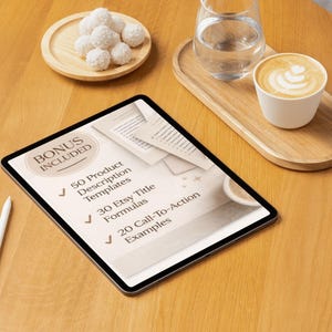 Puede incluir: Una tableta digital que muestra una plantilla de descripci&oacute;n de producto con el texto "BONUS INCLUDED". La tableta est&aacute; sobre una mesa de madera, acompa&ntilde;ada de un l&aacute;piz &oacute;ptico blanco, un vaso de agua, una taza de caf&eacute; y un plato de golosinas blancas.