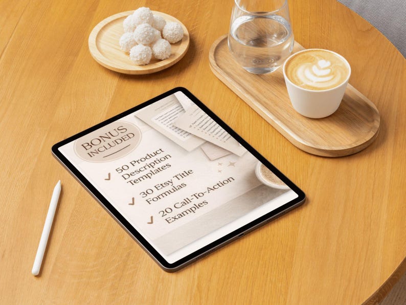 Puede incluir: Una tableta digital que muestra una plantilla de descripci&oacute;n de producto con el texto "BONUS INCLUDED". La tableta est&aacute; sobre una mesa de madera, acompa&ntilde;ada de un l&aacute;piz &oacute;ptico blanco, un vaso de agua, una taza de caf&eacute; y un plato de golosinas blancas.