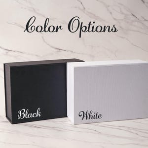 Peut inclure: Deux bo&icirc;tes cadeaux rectangulaires, une noire mate et une blanche mate, plac&eacute;es c&ocirc;te &agrave; c&ocirc;te. Le texte "color Options" appara&icirc;t en haut, avec le mot "Black" imprim&eacute; sur la bo&icirc;te noire et le mot "White" imprim&eacute; sur la bo&icirc;te blanche.