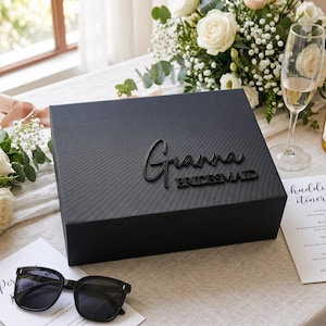 Caixa de presente texturizada e personalizada, caixa quadrada com texto personalizado para pedido de padrinho, despedida de solteiro, embalagem para lembrança de casamento do noivo e do padrinho.