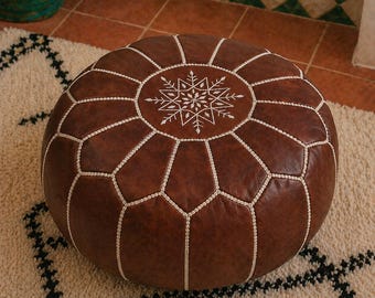 Puf otomano de cuero marroquí – Taburete redondo hecho a mano, cojín de suelo estilo bohemio, decoración rústica para el hogar.