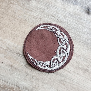 Aplique de lua crescente com nó celta, medindo 10 cm (4 polegadas).