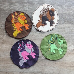 Può includere: Un set di tre tazze in ceramica con finitura maculata e opaca. Le tazze sono nei toni del crema, grigio chiaro e grigio scuro. Ogni tazza ha un design semplice e minimalista, ideale per caffè o tè.