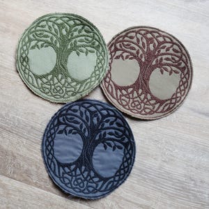 Può includere: Un set di tre tazze in ceramica con finitura maculata e opaca. Le tazze sono nei toni crema, grigio chiaro e grigio scuro. Ogni tazza ha un design semplice e minimalista, perfetto per caffè o tè.