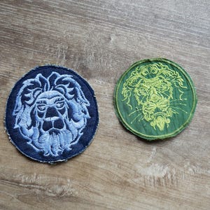 Parche con cabeza de león de 10 cm (4 pulgadas) en color azul o verde.