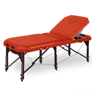 Op de afbeelding: Een rode opvouwbare massagetafel met een houten frame en verstelbare hoogte. De tafel heeft een gepolsterd bovenblad en een hoofdsteun die kan worden neergeklapt.