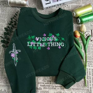 Maglione ricamato Vicious Little Thing Powerless, merchandising Powerless Book, felpa Kai e Paedyn