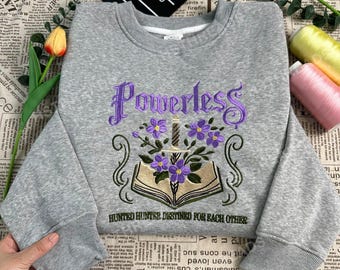 Maktlös Laurent Roberts broderad tröja och huvtröja, Powerless bokmerchandise, Kai Azer-tröja, Paedyn grå tröja