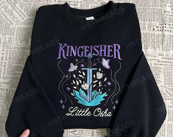 Suéter bordado Kingfisher Quicksilver, sudadera Little Osha, sudadera con capucha de libros, artículos de libros de fantasía, camiseta de Calie Hart con un libro