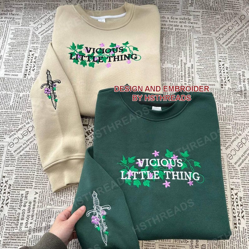 Pu&ograve; includere: Due felpe con disegni ricamati. Una &egrave; beige con un tralcio verde e un pugnale, e il testo "VICIOUS LITTLE THING". L'altra &egrave; verde scuro con un design simile e lo stesso testo. Entrambe le felpe hanno il testo "DESIGN AND EMBROIDER BY HSTHREADS" sul davanti.
