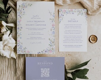 Könnte beinhalten: Eine Hochzeitseinladungssuite mit floralem Design. Die Einladung zeigt einen Aquarell-Blumenrand mit hellblauen und rosafarbenen Blumen. Der Text lautet "Gemeinsam mit ihren Familien laden Layla Thompson und Holden Carpenter Sie herzlich zu ihrer Hochzeitsfeier am 14.06.2023 um 15:00 Uhr Portersburg Gardens 1022 Vanders Road, Charlotte, NC ein". Die Detailkarte zeigt ein ähnliches Blumenmuster und den Text "Die feineren Details Ein Empfang findet nach der Hochzeitszeremonie am Veranstaltungsort statt. Er findet im Inneren statt. Der Empfangssaal ist ab 16:00 Uhr geöffnet. Begleiten Sie uns zu einem Abendessen, Tanzen und Feiern. Im Garden Hotel wurde ein Block von Zimmern reserviert. Für Gäste gibt es Gruppenermäßigungen. Bitte rufen Sie im Voraus an, um zu buchen. Shuttle-Services stehen den Gästen von 17:00 bis 23:00 Uhr zur Verfügung. Weitere Informationen finden Sie auf unserer Website www.laylathompsonwedding.com". Die RSVP-Karte zeigt einen violetten Hintergrund mit einem QR-Code und den Text "Bitte antworten Sie bis zum 14.05.2023 Scannen Sie den QR-Code oder antworten Sie auf unserer Website www.laylathompsonwedding.com".
