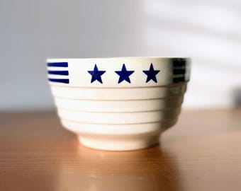 Tigela em formato de colmeia com estrelas e listras, estilo meados do século XX | Fabricada nos EUA | Americana vintage